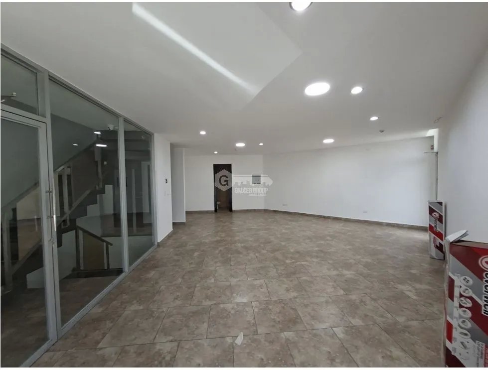 LOCAL / PARQUE LEFEVRE / 65M / 1 BAÑO / 2 PARKING / AIRE ACONDICIONADO