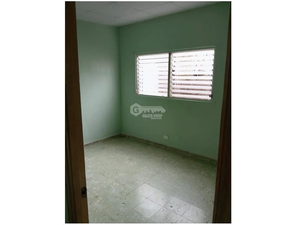 SE AQLUILA CASA SAN ANTONIO 600M 3 HABITACIONES 2 BAÑOS JARDIN VACIO
