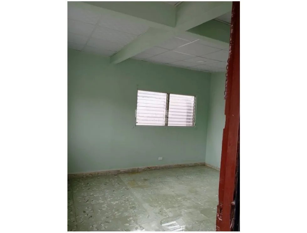 SE AQLUILA CASA SAN ANTONIO 600M 3 HABITACIONES 2 BAÑOS JARDIN VACIO