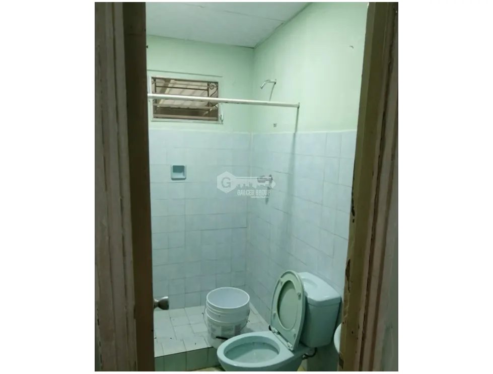 SE AQLUILA CASA SAN ANTONIO 600M 3 HABITACIONES 2 BAÑOS JARDIN VACIO