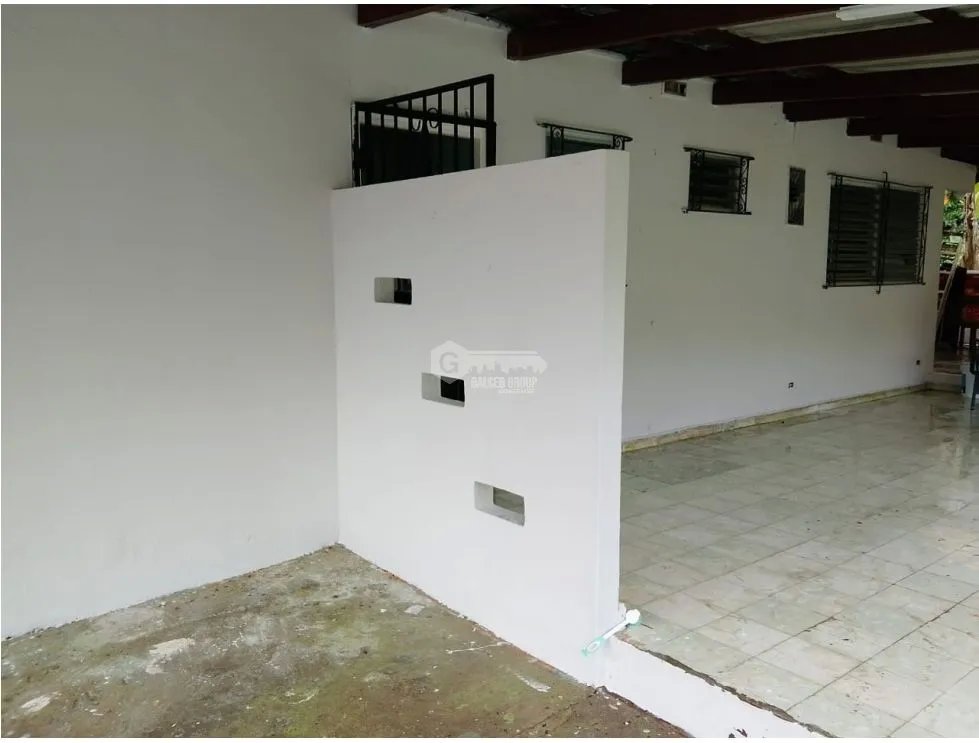 SE AQLUILA CASA SAN ANTONIO 600M 3 HABITACIONES 2 BAÑOS JARDIN VACIO