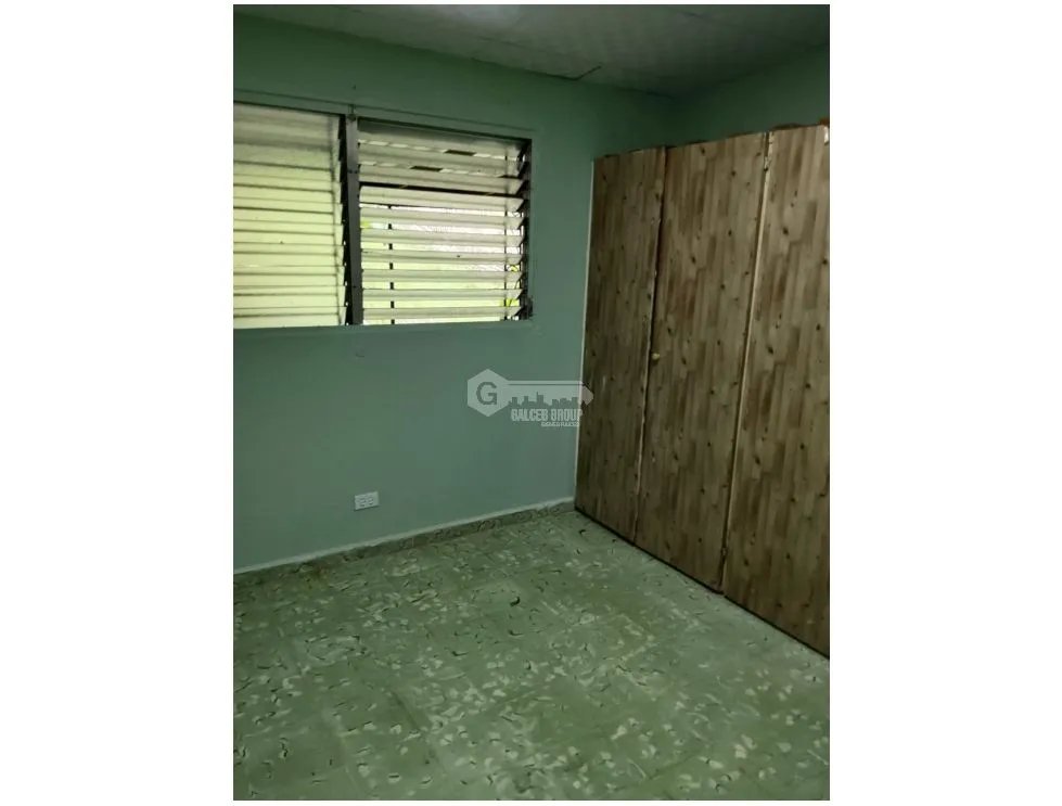 SE AQLUILA CASA SAN ANTONIO 600M 3 HABITACIONES 2 BAÑOS JARDIN VACIO