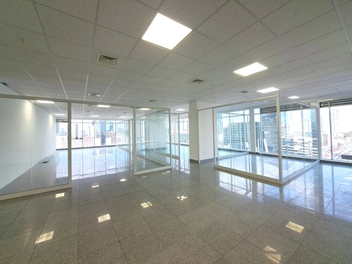 SE VENDE OFINICA EN F&F TOWER "EL TORNILLO"