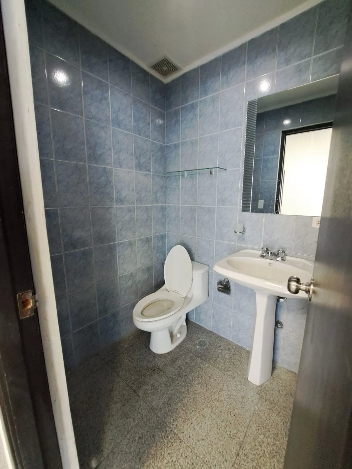 SE VENDE OFINICA EN F&F TOWER "EL TORNILLO"