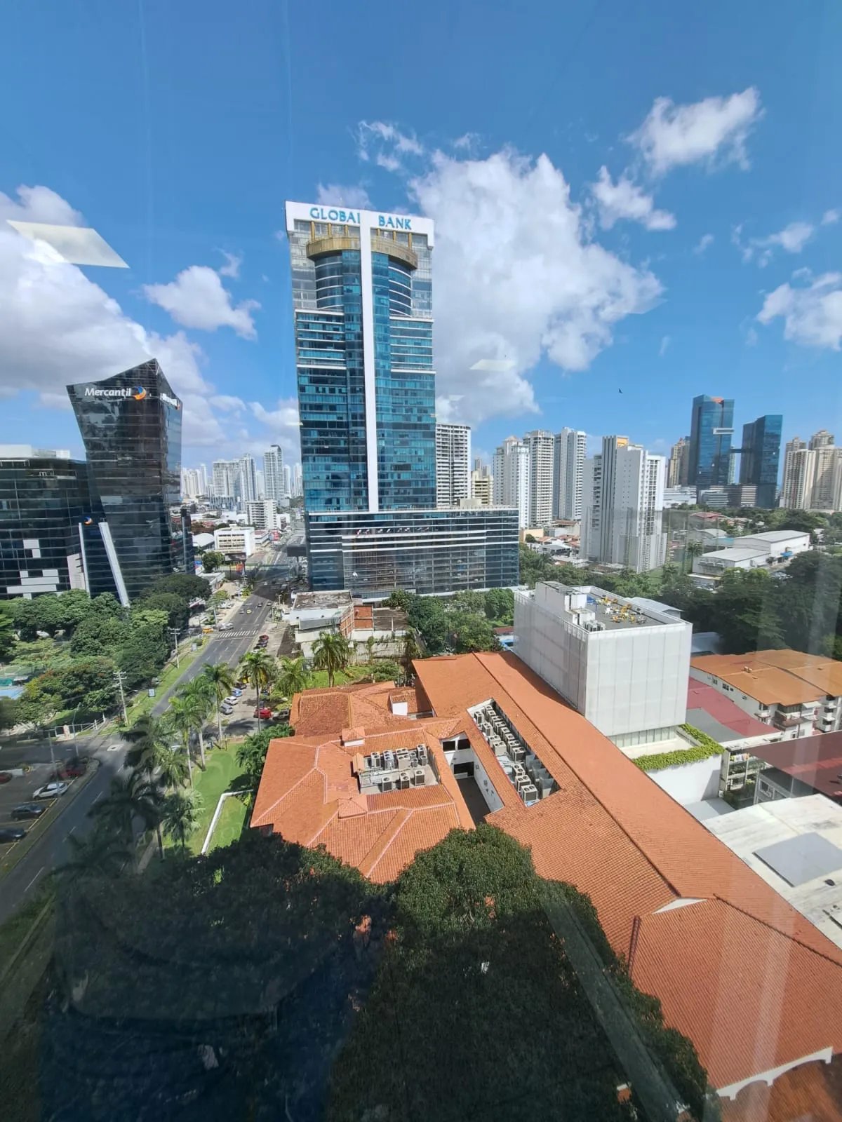 SE VENDE OFINICA EN F&F TOWER "EL TORNILLO"