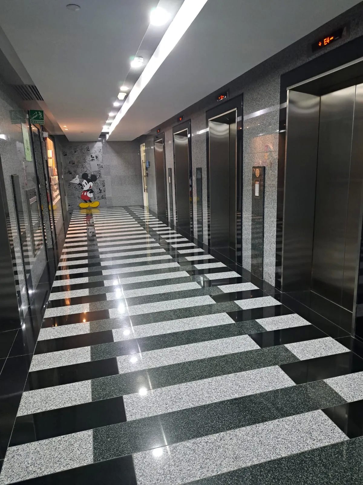 SE VENDE OFINICA EN F&F TOWER "EL TORNILLO"