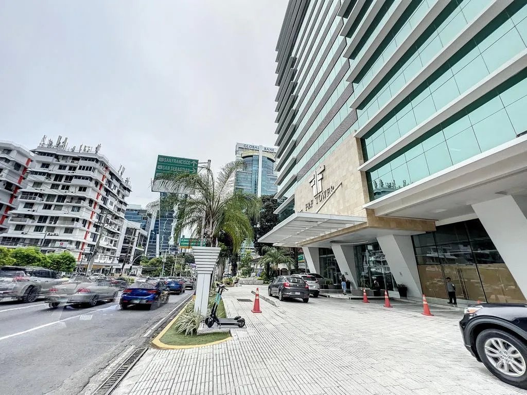 SE VENDE OFINICA EN F&F TOWER "EL TORNILLO"