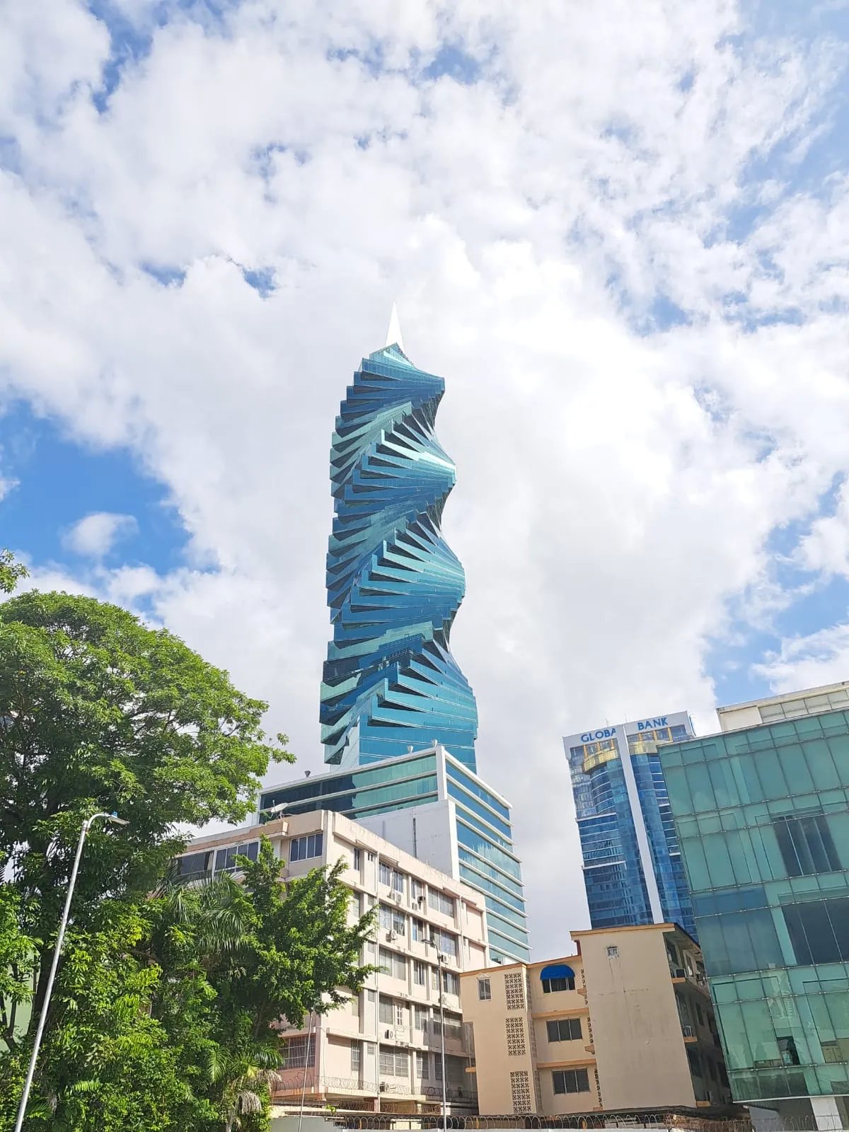 SE VENDE OFINICA EN F&F TOWER "EL TORNILLO"