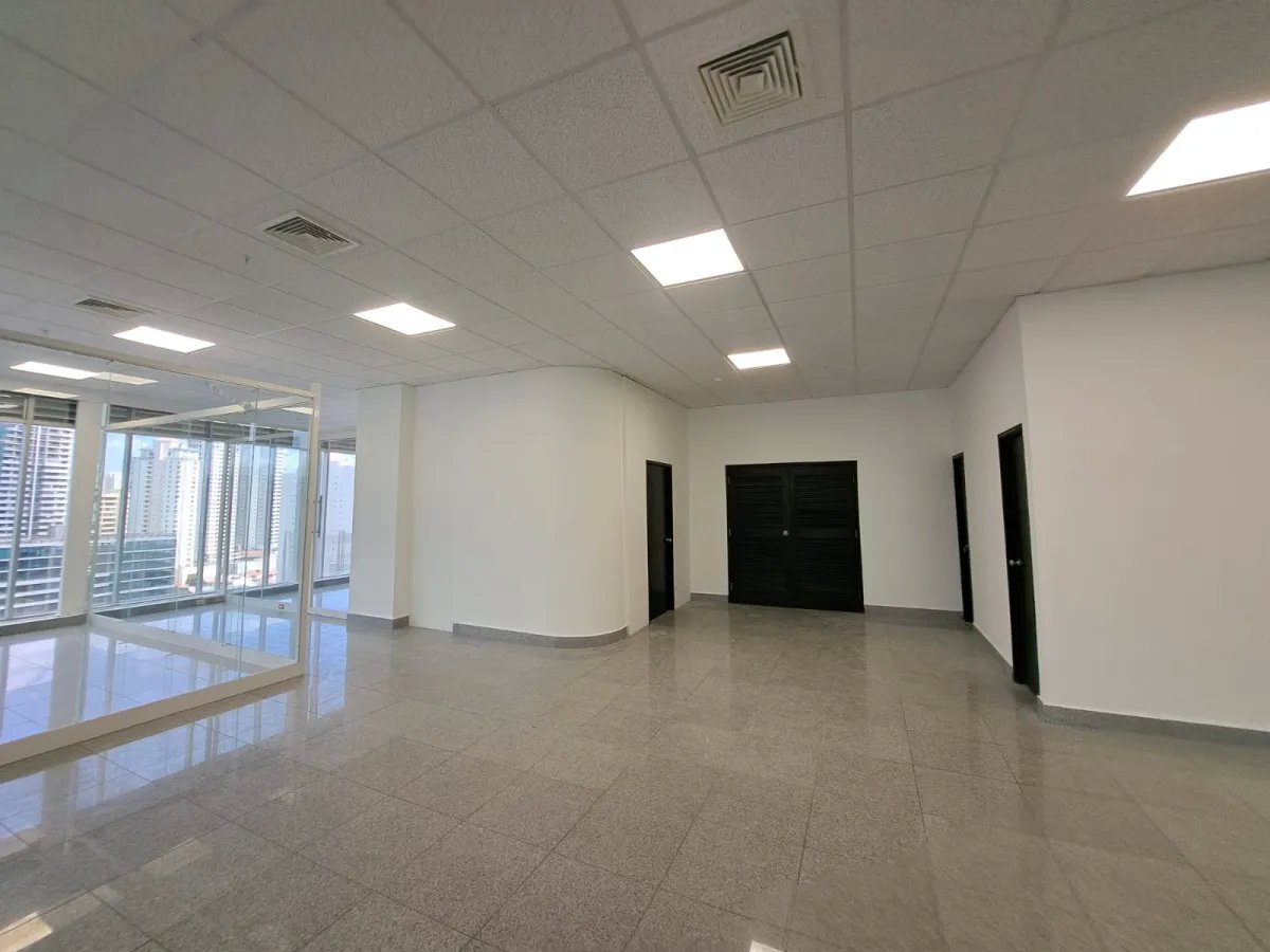 SE VENDE OFINICA EN F&F TOWER "EL TORNILLO"