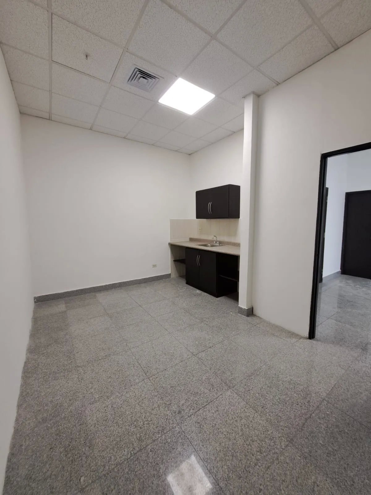SE VENDE OFINICA EN F&F TOWER "EL TORNILLO"