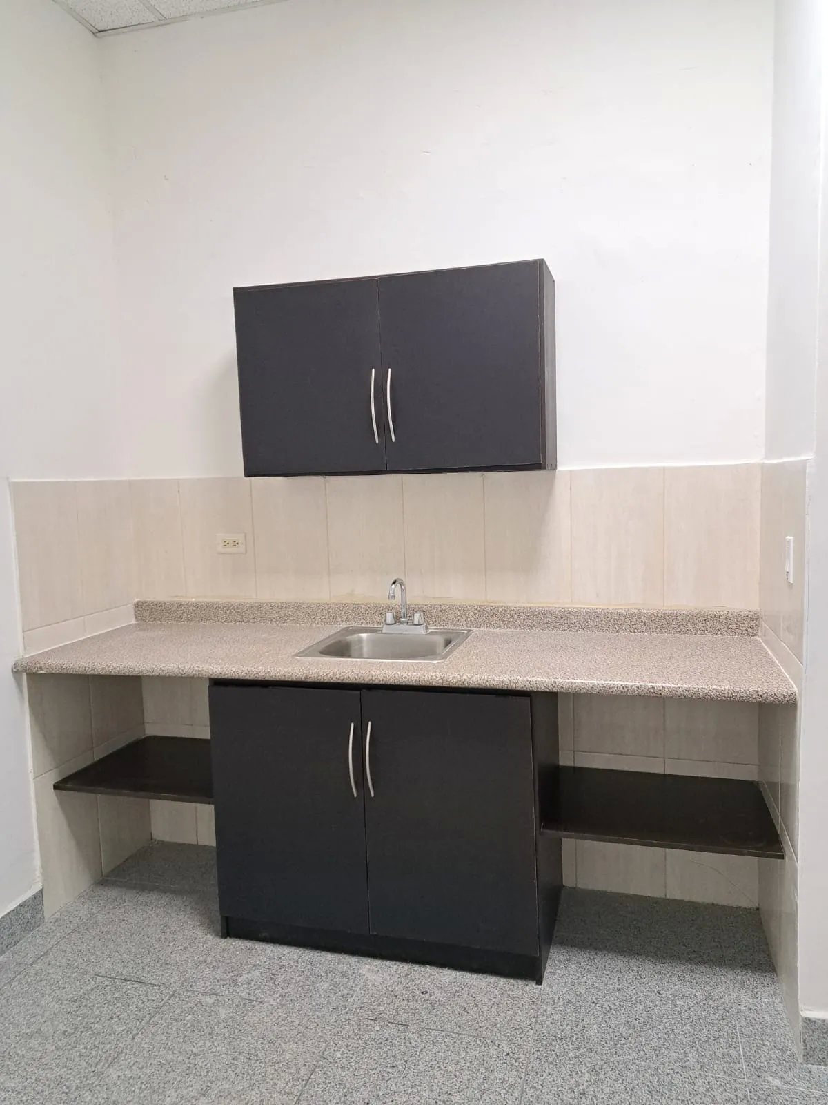 SE VENDE OFINICA EN F&F TOWER "EL TORNILLO"