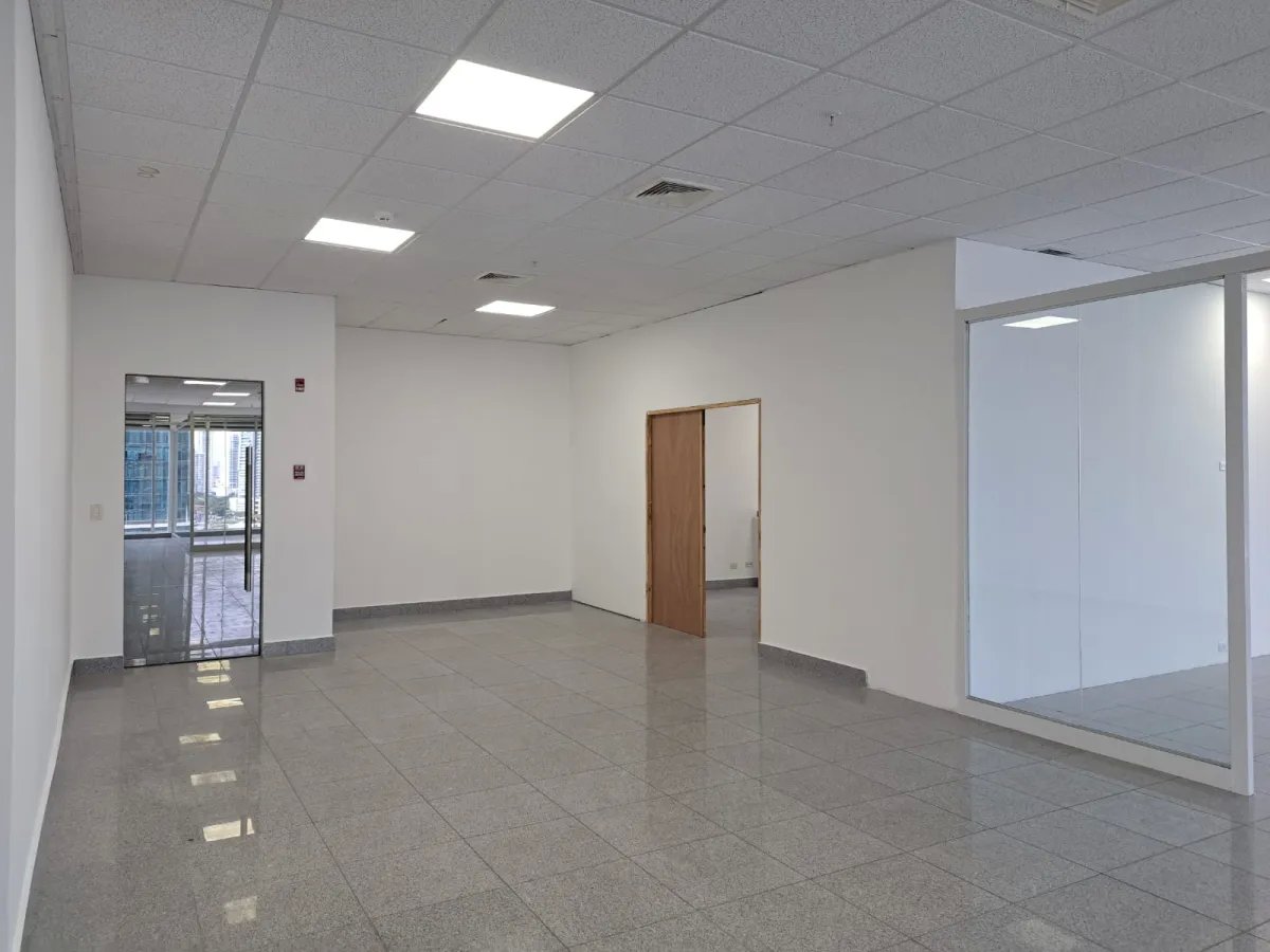SE VENDE OFINICA EN F&F TOWER "EL TORNILLO"