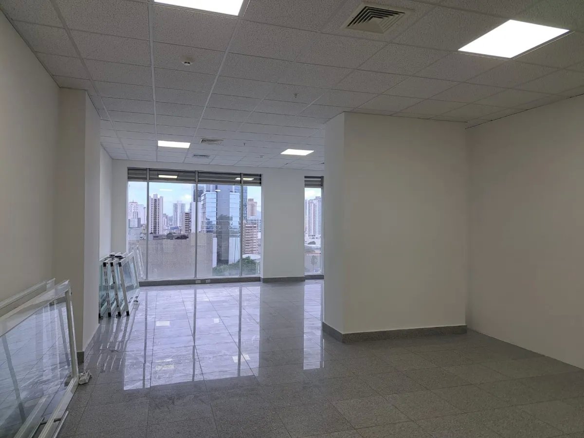 SE VENDE OFINICA EN F&F TOWER "EL TORNILLO"