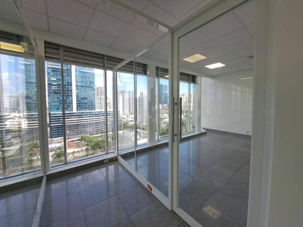 SE VENDE OFINICA EN F&F TOWER "EL TORNILLO"