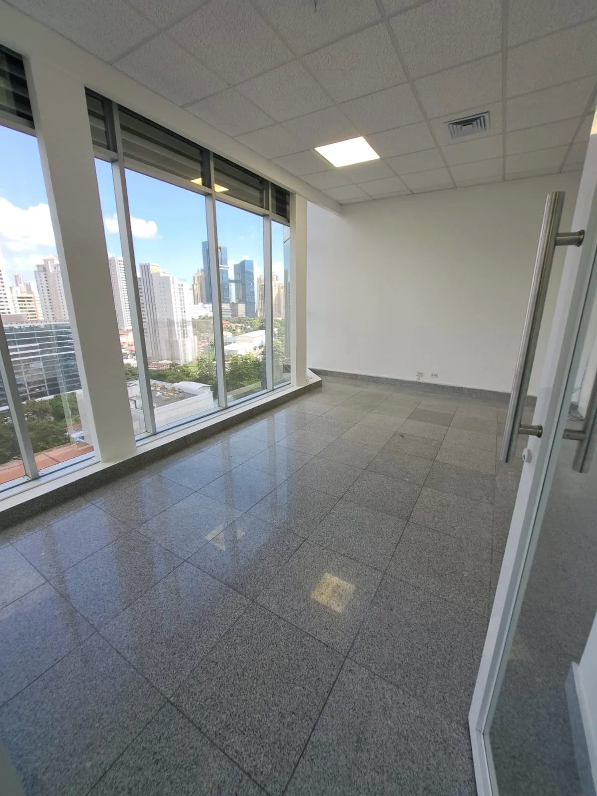 SE VENDE OFINICA EN F&F TOWER "EL TORNILLO"