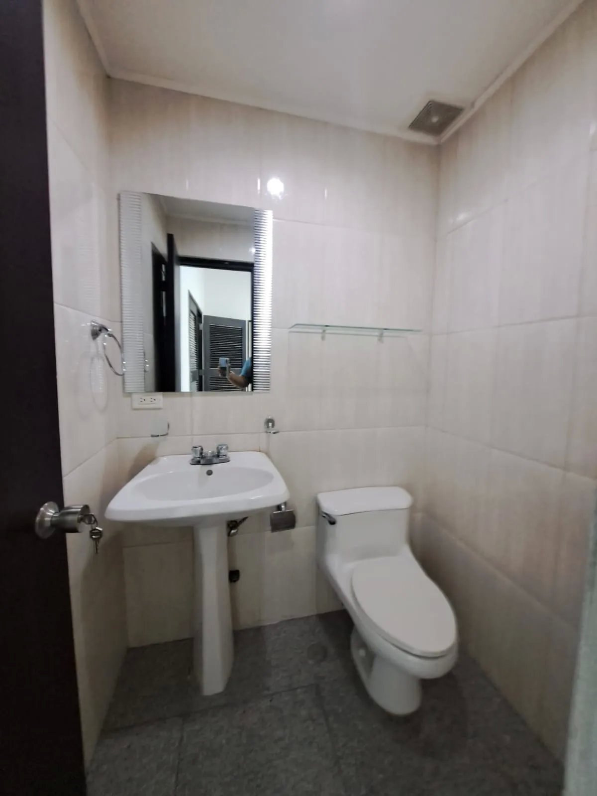 SE VENDE OFINICA EN F&F TOWER "EL TORNILLO"