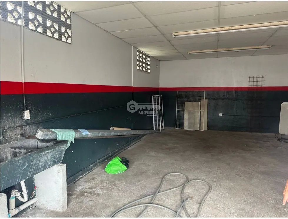 SE ALQUILA LOCAL COMERCIAL PEDREGAL 50M PARKING AMPLIO EN ESQUINA