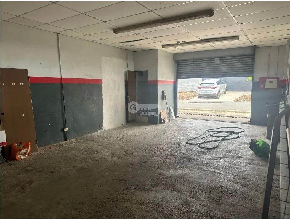 SE ALQUILA LOCAL COMERCIAL PEDREGAL 50M PARKING AMPLIO EN ESQUINA