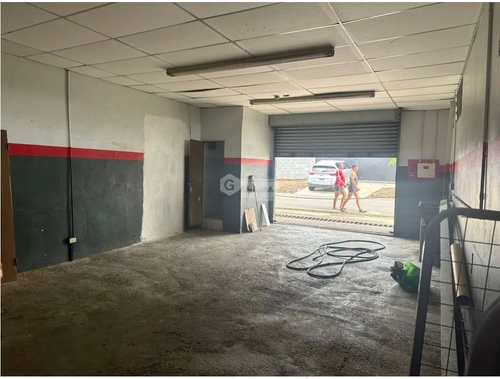 SE ALQUILA LOCAL COMERCIAL PEDREGAL 50M PARKING AMPLIO EN ESQUINA