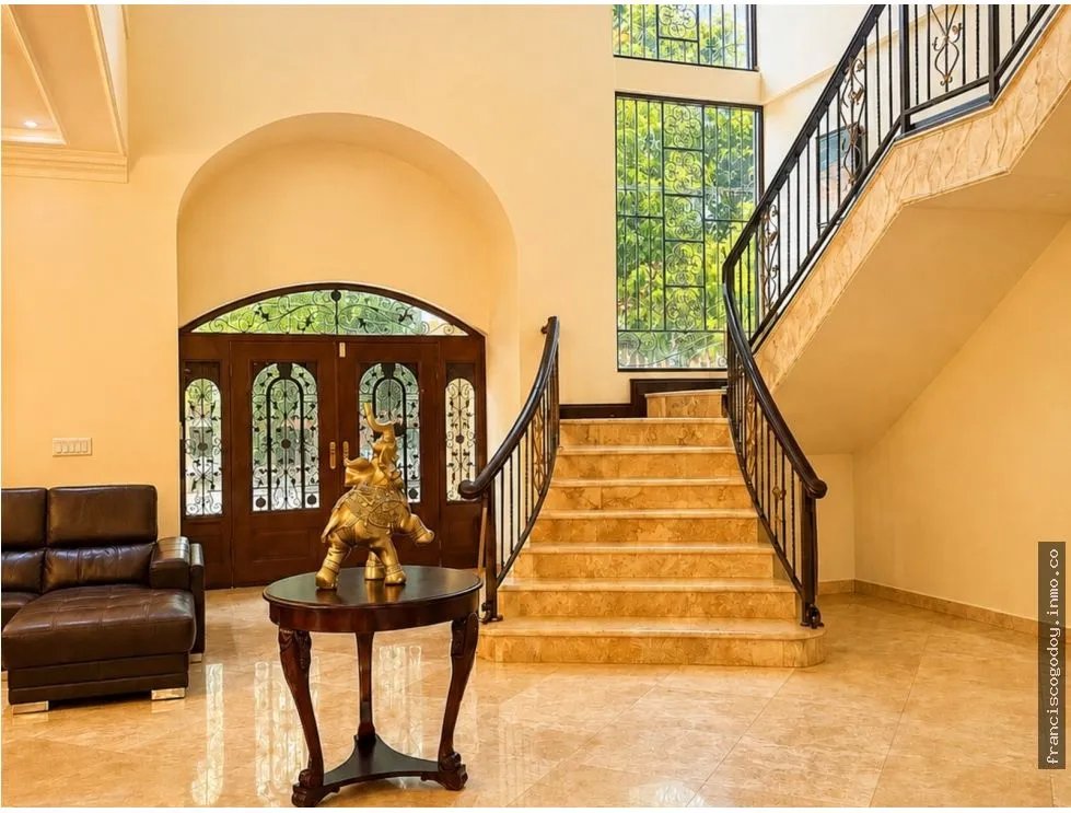 Casa en venta con piscina y paneles solares en La Alameda