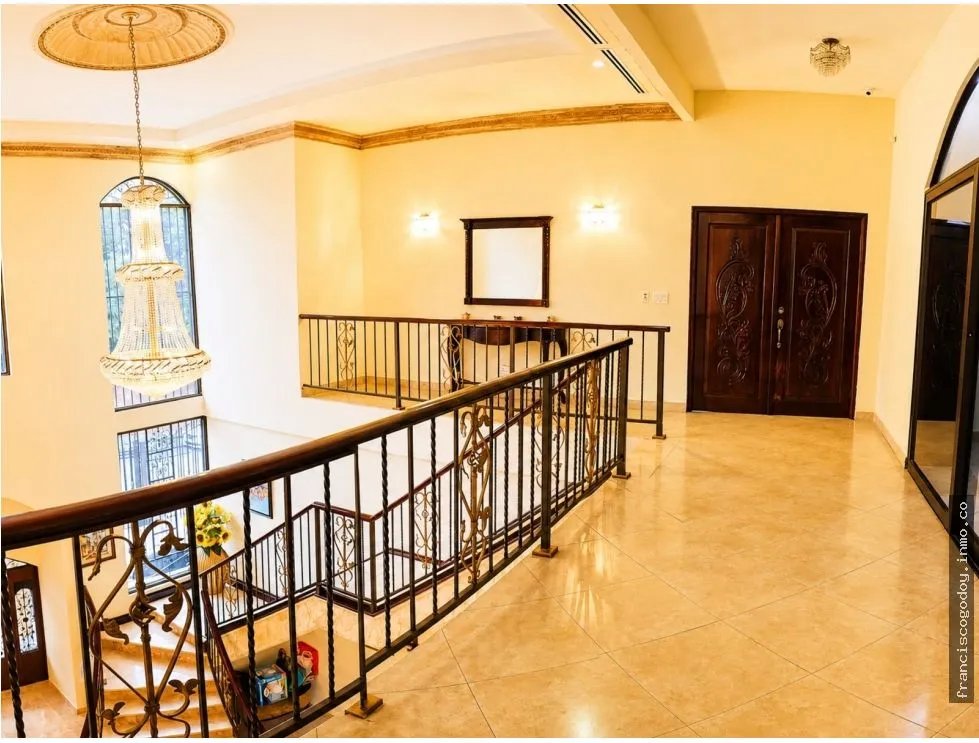Casa en venta con piscina y paneles solares en La Alameda
