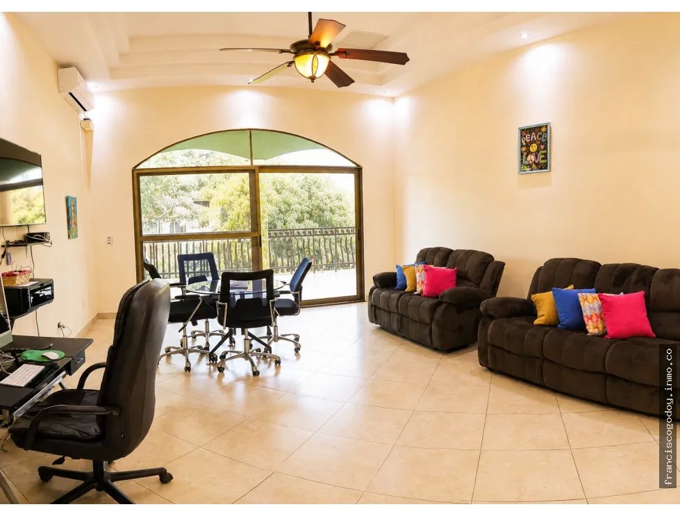 Casa en venta con piscina y paneles solares en La Alameda