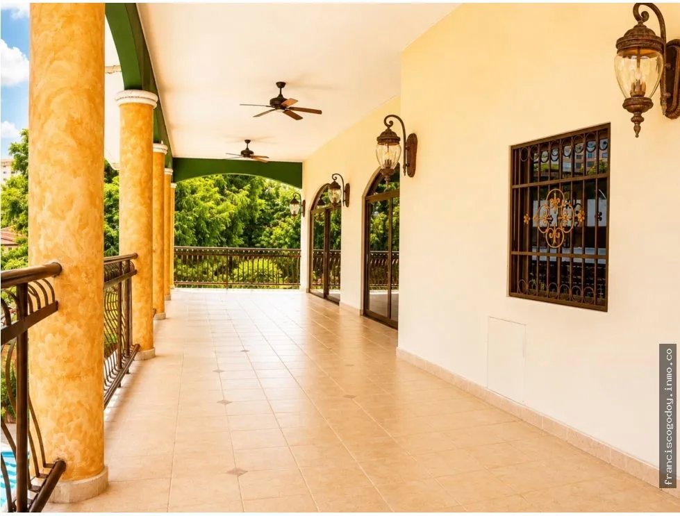 Casa en venta con piscina y paneles solares en La Alameda