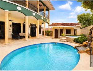 Casa en venta con piscina y paneles solares en La Alameda