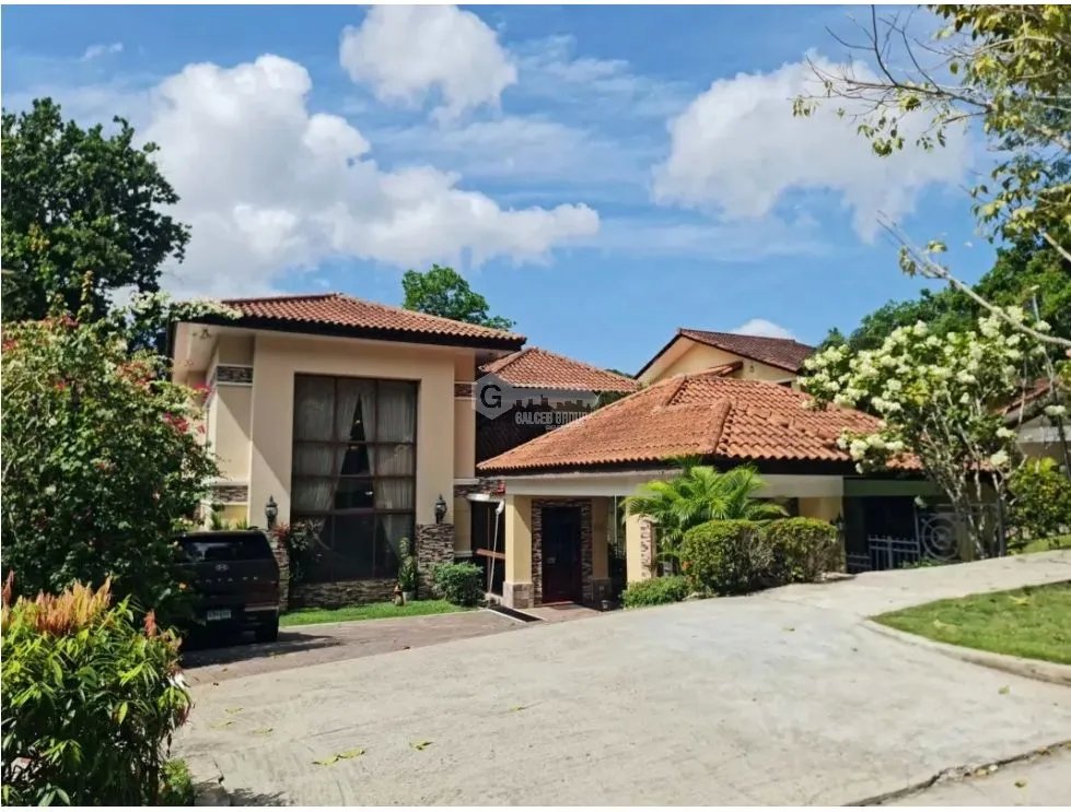 Clayton / Camino de Cruces / 884 M2 / 6 Bedrooms / 3 Levels / Balcony