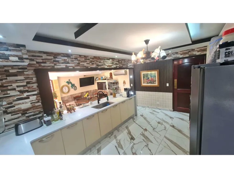 CLAYTON / CAMINO DE CRUCES / 884 M2 / 6 HABITACION / 3 NIVEL / BALCON
