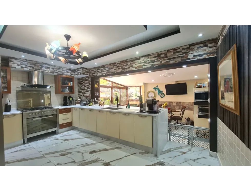 CLAYTON / CAMINO DE CRUCES / 884 M2 / 6 HABITACION / 3 NIVEL / BALCON