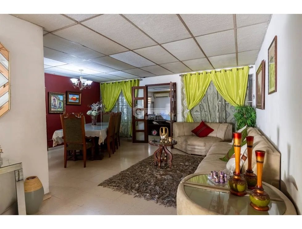 SE VENDE CASA 156 M2 EN JUAN DIAZ CAMPO LINDBERGH CON JARDIN CERCADA