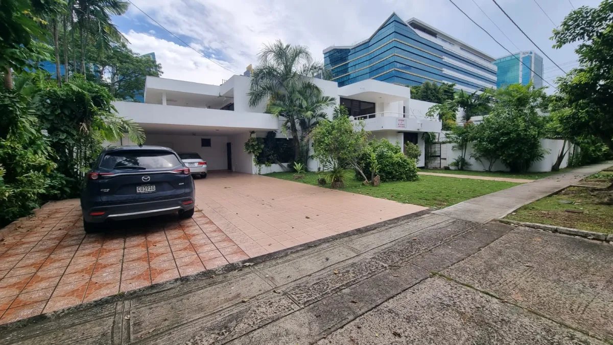 Casa de 2 pisos en Urbanización Obarrio