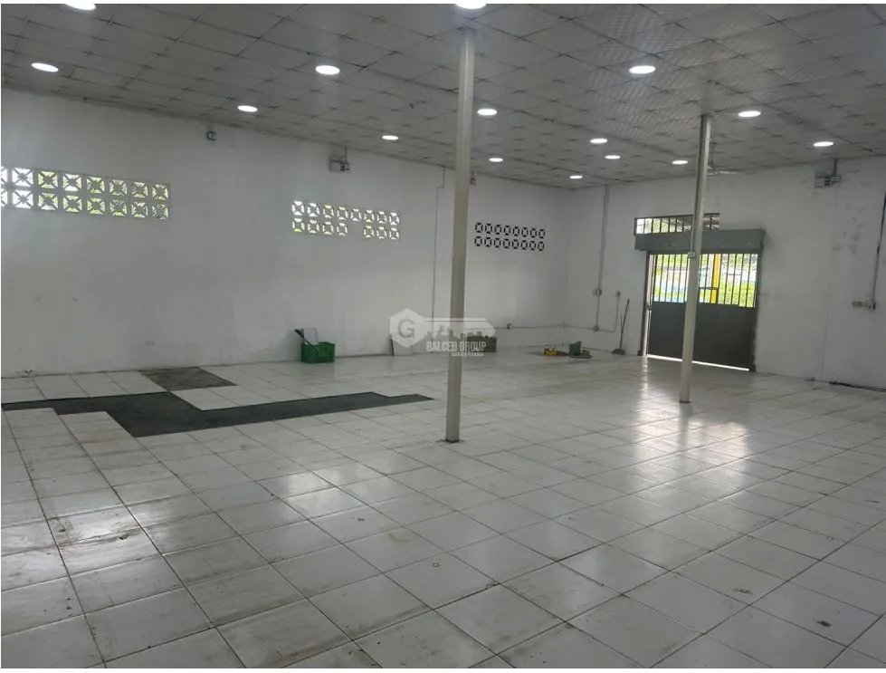 LOCAL / PEDREGAL / 315M / 7 PARKING / AMPLIO ESPACIO / ESQUINA