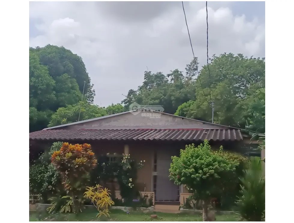 SE VENDE CASA EN CHORRERA  270 M2 CON TERRAZA Y ZONAS VERDES