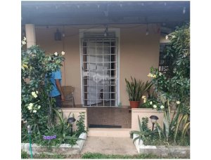 SE VENDE CASA EN CHORRERA  270 M2 CON TERRAZA Y ZONAS VERDES