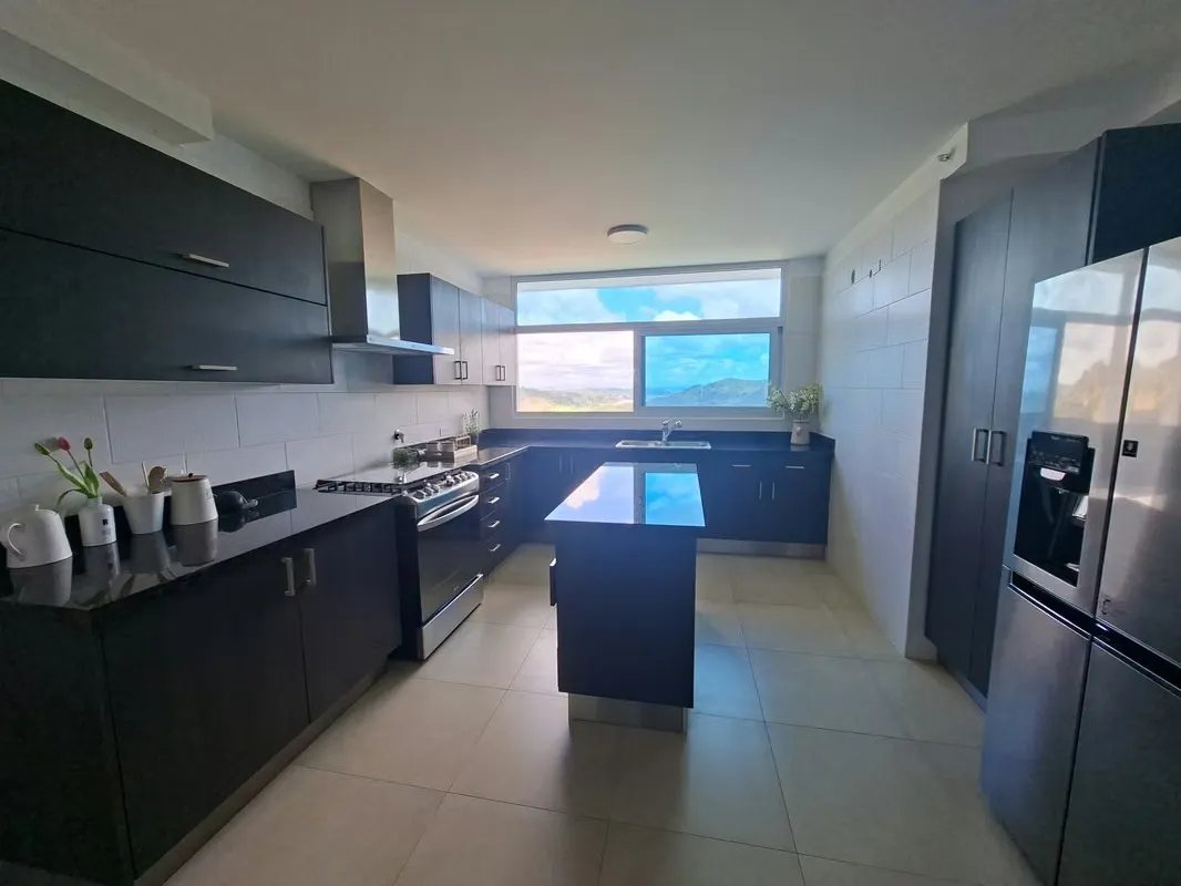 Lujoso Apartamento en PH Country Heights | Altos de Panamá | 218 m²