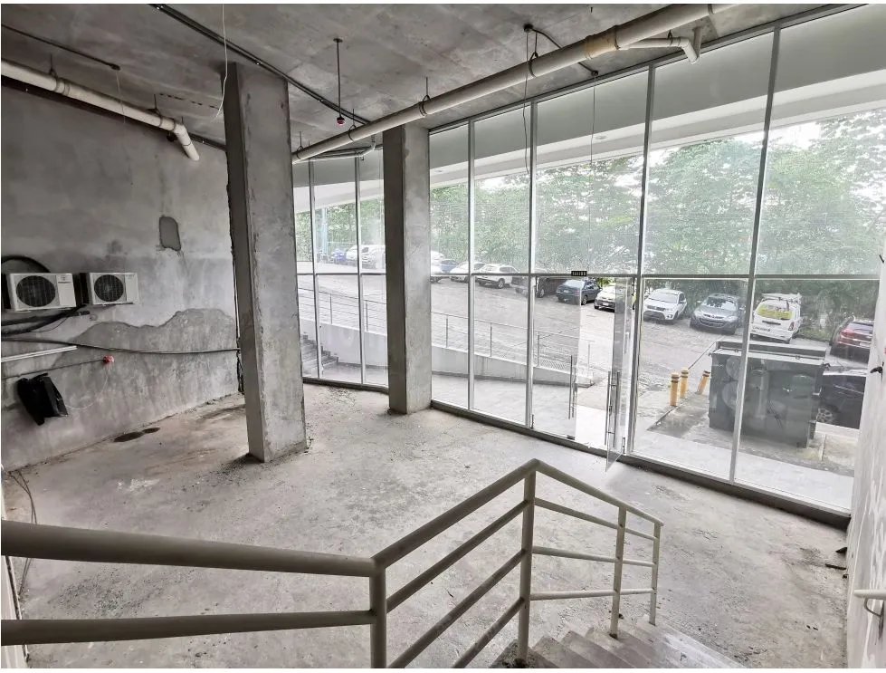 Venta/Alquiler de locales de 2 niveles en SKy Point, Tumba Muerto. LM