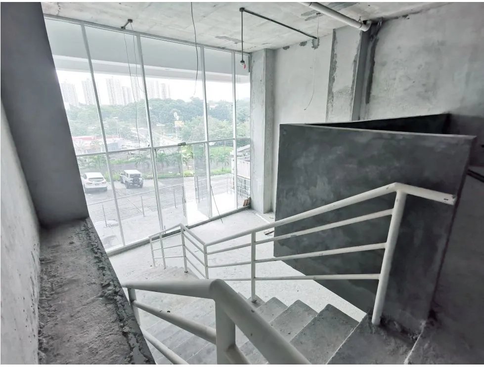 Venta/Alquiler de locales de 2 niveles en SKy Point, Tumba Muerto. LM