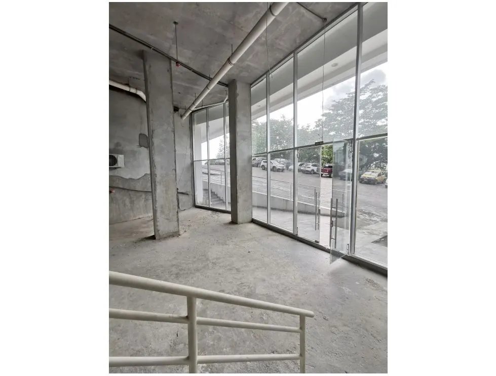 Venta/Alquiler de locales de 2 niveles en SKy Point, Tumba Muerto. LM