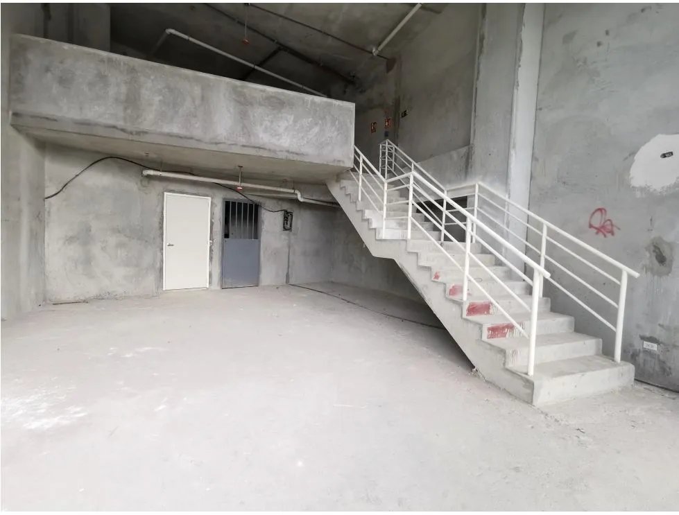 Venta/Alquiler de locales de 2 niveles en SKy Point, Tumba Muerto. LM