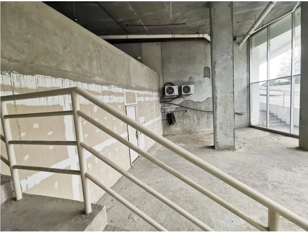 Venta/Alquiler de locales de 2 niveles en SKy Point, Tumba Muerto. LM