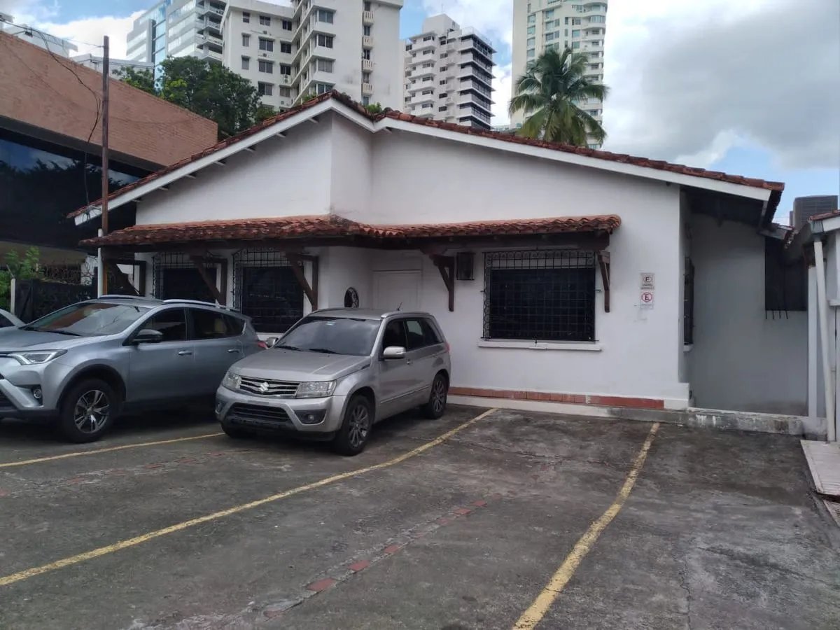 VENTA   TERRENO CON 3 CASAS