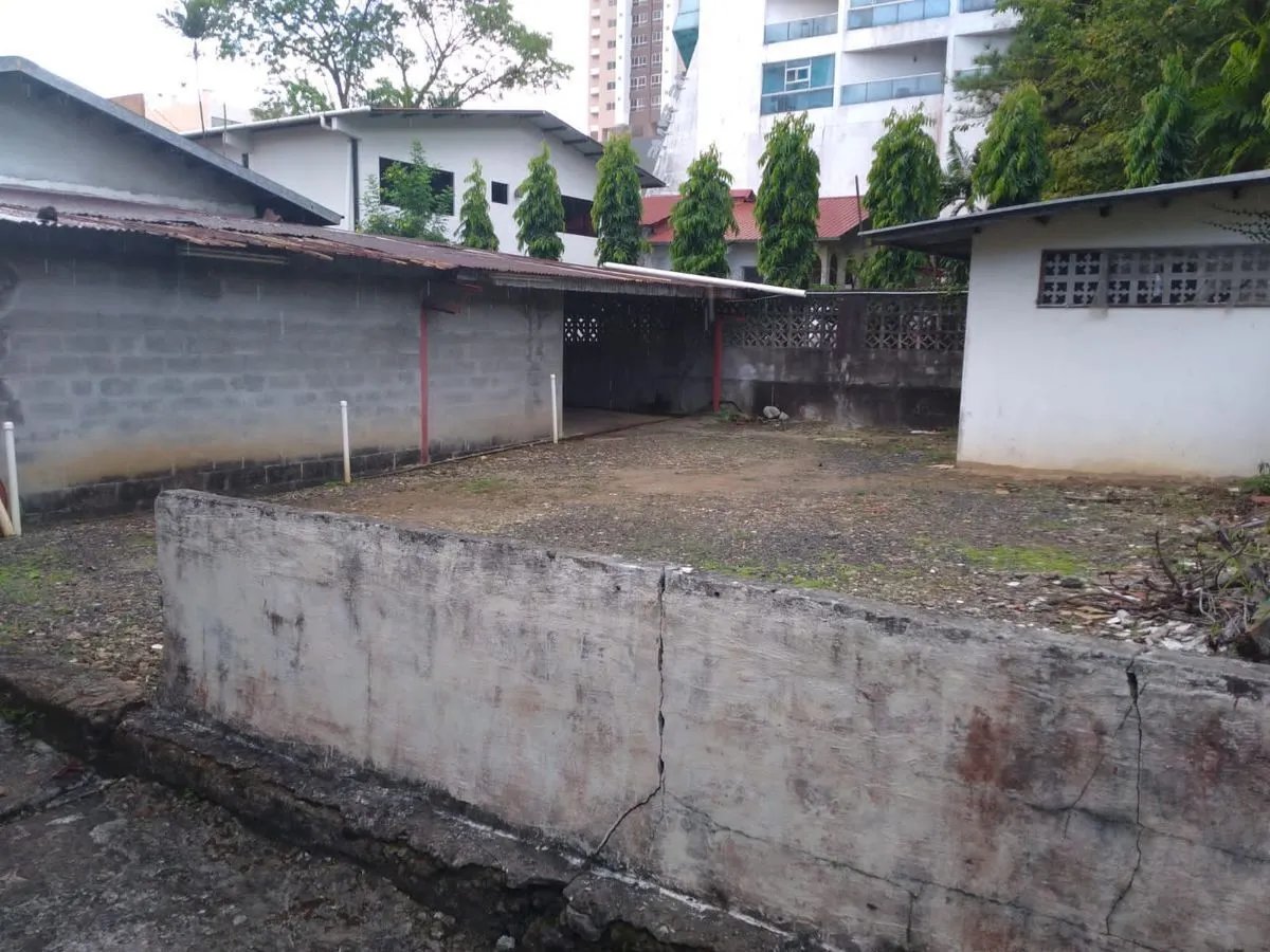 VENTA   TERRENO CON 3 CASAS