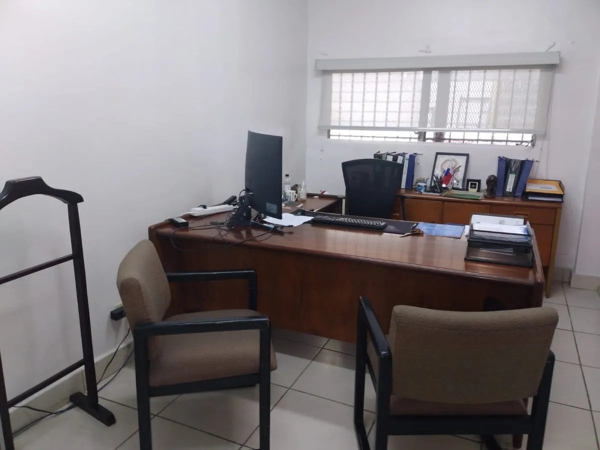 VENTA   TERRENO CON 3 CASAS