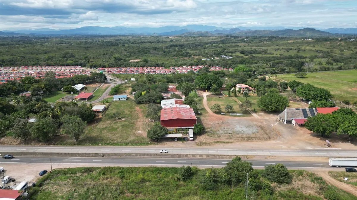 VENTA  O ALQUILER BODEGA FRENTE PANAMERICANA EN AGUADULCE