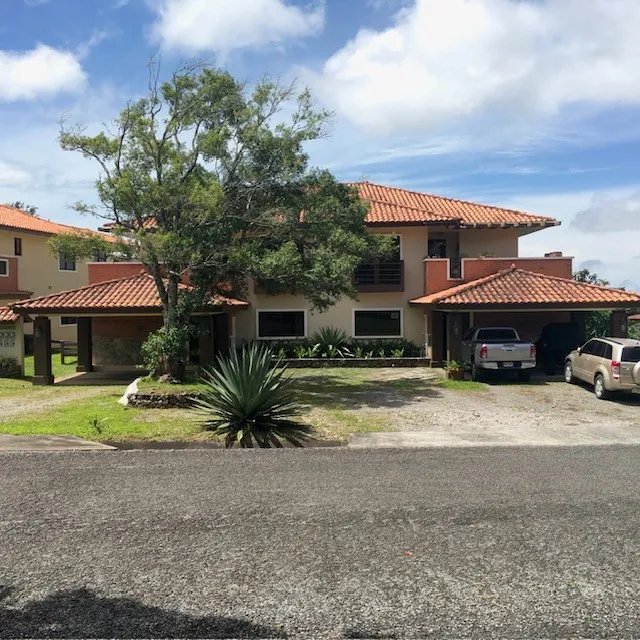 Oportunidad de Inversión: Casa Hacienda en Boquete Country Club – Con Jardín Privado y Amoblada