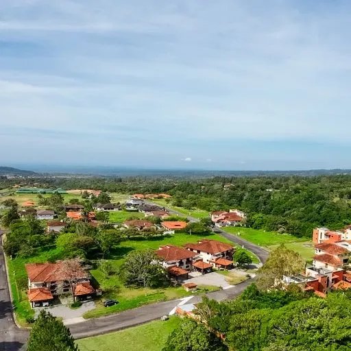 Casa Hacienda en Boquete Country Club  200 m² con Enorme Lote de 1,704 m² y Altillo