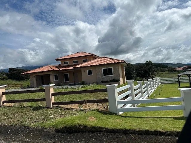 Casa Hacienda en Boquete Country Club  200 m² con Enorme Lote de 1,704 m² y Altillo