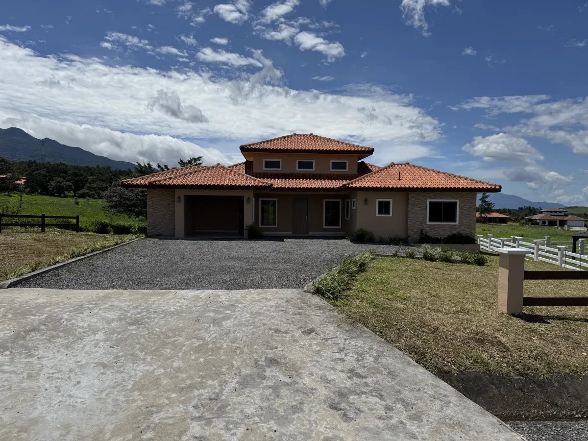 Casa Hacienda en Boquete Country Club  200 m² con Enorme Lote de 1,704 m² y Altillo